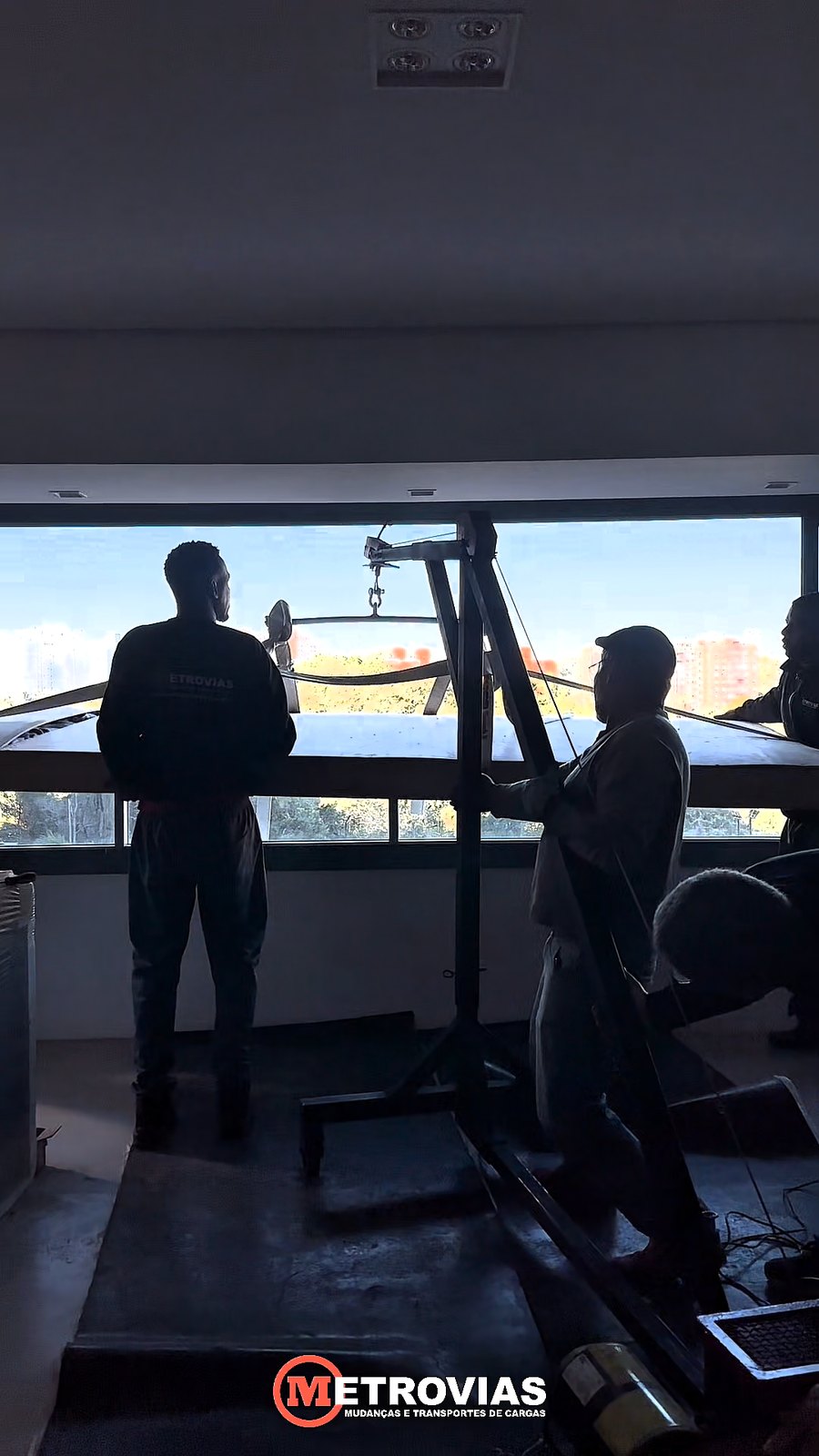 Equipe acompanhando i&ccedil;amento de m&oacute;veis